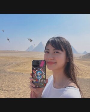 Rio Yamashita Instagram - ドラえもんと、どこでもドアでエジプトに遊びにきたよ〜！🦋
CASETiFYとドラえもんのコラボ♡
さいこうに可愛い〜！

@casetify_jp 
#PR #CASETiFY
#DoraemonCASETiFY