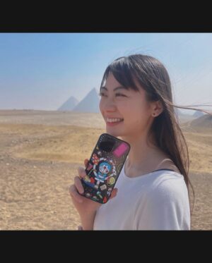 Rio Yamashita Instagram - ドラえもんと、どこでもドアでエジプトに遊びにきたよ〜！🦋
CASETiFYとドラえもんのコラボ♡
さいこうに可愛い〜！

@casetify_jp 
#PR #CASETiFY
#DoraemonCASETiFY