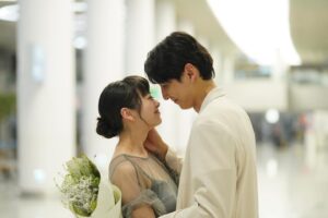 Rio Yamashita Instagram - Netflix「韓国ドラマな恋がしたい」
最後までご覧いただき、ありがとうございました！！

🕊️

さて、ちょっとだけ語ってみよう。笑

今までの人生で、私から好きになって想いが伝わったことは一度もありませんでした。
だから恋愛にどんどんネガティヴになっていって、好きな人ができると、どうせブスだし。ダメな人間だし。どうか見ないでー！って、性格までブスになっていく始末。何度か友達と好きな人が被ったこともあって、そんな時もいつも自分の気持ちを封印してきたし、そうしてるうちに好きな気持ちを封印するのが得意になっていったんだと思います。
人を好きになるのは恥ずかしいこと。
そんな自分が大嫌いでした。
結局お芝居が好きなのは、私以外の誰かになれることができるから、お芝居は私の逃げ場だったんです。

今回の出演は、そんな私自身とお芝居と向き合う大きなチャンスだと思いました。
何故、お芝居でできることが私生活だとできないのか。かといって、私生活でも仮面をかぶって演技することはできたんだけど。
如何にありのままの自分でいられるか。
それが配信されて、自分がどう見るのか、みんながどう見るのか、とても興味があったから、本当に自分自身への実験でした。
そして、本当に剥き出しの山下リオでやれたかなと思います。
（1カ月の生活の時間でいうと、配信されている部分はあまりに少なく、私のほんの一部かなとは思うけど😏）
今回の経験を通して、今は何か答えが見つかった気がする！

途中、ヘイトコメントに傷ついたこともありましたが、最後まで応援してくださった皆様には本当に感謝します！いつも優しいコメントをありがとう。

この経験をまた役者に生かして、頑張っていくよ〜☺️✨

ともあれ、配信はずっとされております！
年末でもお正月でも！まだまだ沢山の方に観ていただきたいです！みんなも友達にオススメしてね〜❤️
まだまだ「韓国ドラマな恋がしたい」をよろしくお願いします！
Thank you♡

#韓国ドラマな恋がしたい
@dorakoi_abema_official 
@netflixjp 
#Netflix #ネットフリックス
#韓ドラ恋
#lovelikeakdrama
