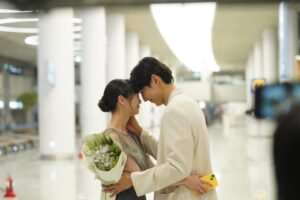 Rio Yamashita Instagram - Netflix「韓国ドラマな恋がしたい」
最後までご覧いただき、ありがとうございました！！

🕊️

さて、ちょっとだけ語ってみよう。笑

今までの人生で、私から好きになって想いが伝わったことは一度もありませんでした。
だから恋愛にどんどんネガティヴになっていって、好きな人ができると、どうせブスだし。ダメな人間だし。どうか見ないでー！って、性格までブスになっていく始末。何度か友達と好きな人が被ったこともあって、そんな時もいつも自分の気持ちを封印してきたし、そうしてるうちに好きな気持ちを封印するのが得意になっていったんだと思います。
人を好きになるのは恥ずかしいこと。
そんな自分が大嫌いでした。
結局お芝居が好きなのは、私以外の誰かになれることができるから、お芝居は私の逃げ場だったんです。

今回の出演は、そんな私自身とお芝居と向き合う大きなチャンスだと思いました。
何故、お芝居でできることが私生活だとできないのか。かといって、私生活でも仮面をかぶって演技することはできたんだけど。
如何にありのままの自分でいられるか。
それが配信されて、自分がどう見るのか、みんながどう見るのか、とても興味があったから、本当に自分自身への実験でした。
そして、本当に剥き出しの山下リオでやれたかなと思います。
（1カ月の生活の時間でいうと、配信されている部分はあまりに少なく、私のほんの一部かなとは思うけど😏）
今回の経験を通して、今は何か答えが見つかった気がする！

途中、ヘイトコメントに傷ついたこともありましたが、最後まで応援してくださった皆様には本当に感謝します！いつも優しいコメントをありがとう。

この経験をまた役者に生かして、頑張っていくよ〜☺️✨

ともあれ、配信はずっとされております！
年末でもお正月でも！まだまだ沢山の方に観ていただきたいです！みんなも友達にオススメしてね〜❤️
まだまだ「韓国ドラマな恋がしたい」をよろしくお願いします！
Thank you♡

#韓国ドラマな恋がしたい
@dorakoi_abema_official 
@netflixjp 
#Netflix #ネットフリックス
#韓ドラ恋
#lovelikeakdrama