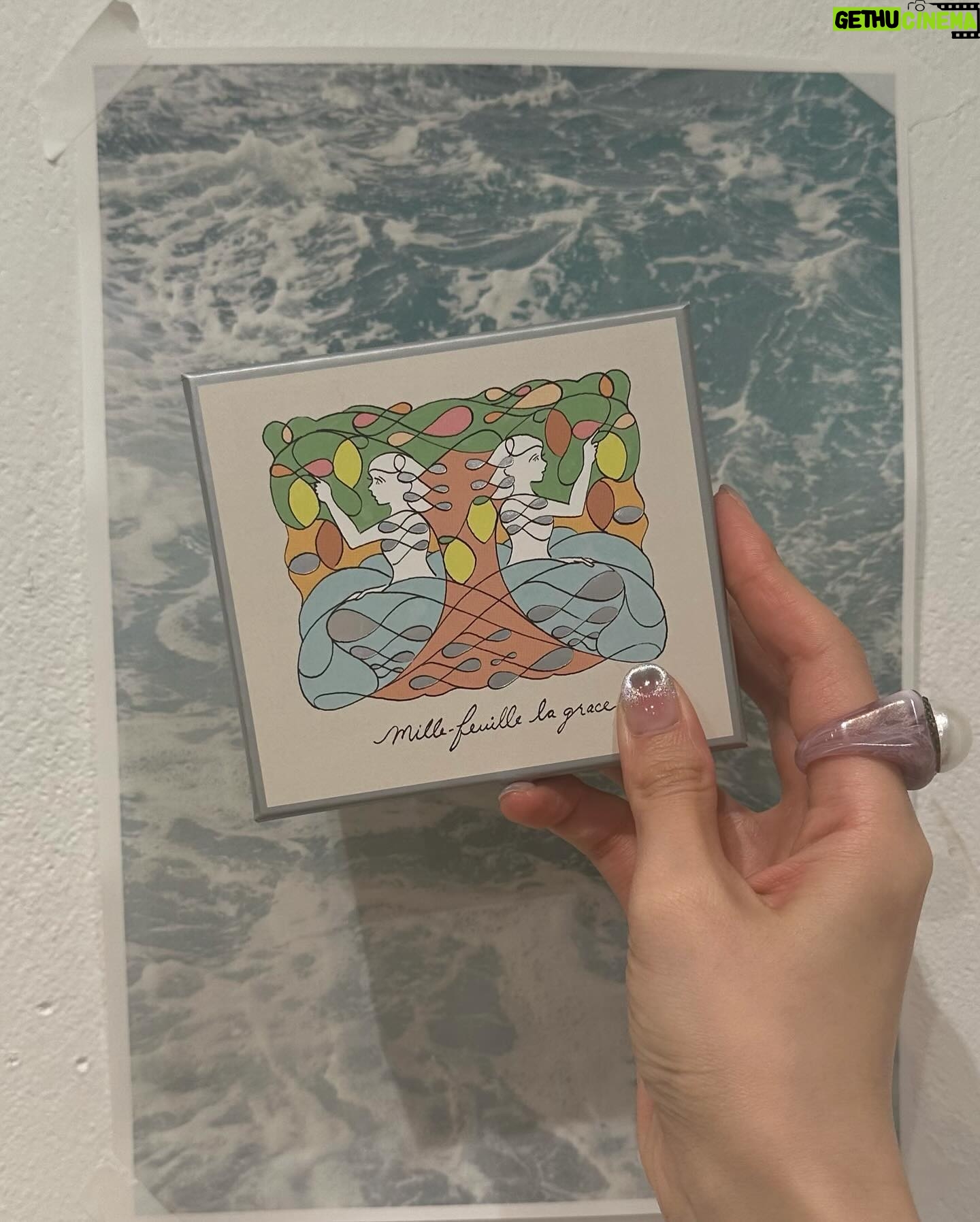 Ririko Masuzawa - 161 Likes - @luiture コラボでのPOP-UP
無事終了致しました🦪🫧🦭🐬💦🐟🤍🐋
.
あっという間だった、、🥹
来週末からオンラインでの販売も行うので、
遠方に住んでたり来れなかった方は是非ゲットしてね🫶🏻
オリジナルのZINE(お写真と詩が入ったものも)も販売するよ〜🔖
.
POPUPで会場抑えて設営からガッツリやるのは
本当に初めてで、本当に海の世界を作れるのか
不安もあったけど、 @luiture_misaki ちゃんが
先陣切って色々やってくれてとても頼もしかった😭
皆に海の世界を楽しんでくれてとても嬉しかったし、
皆のリアクションでこちらも新しい発見が沢山あって
とっても楽しい時間を過ごせました♡
来てくれるだけでも嬉しいのに差し入れもありがとう…!
.
ご来店下さった皆様ありがとうございました🐠🎀
#luiture #handmadejewelry #jewely #ハンドメイドアクセサリー #ハンドメイドジュエリー #ご褒美ジュエリー #mermaidcore #マーメイドコア