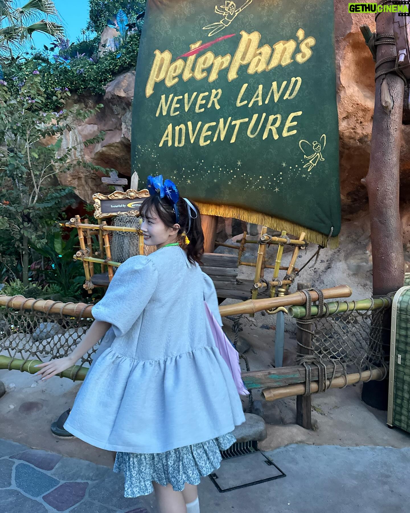 Ririko Masuzawa - 230 Likes -
☁️⛰️𝙏𝙝𝙞𝙣𝙠 𝙤𝙛 𝙩𝙝𝙚 𝙝𝙖𝙥𝙥𝙞𝙚𝙨𝙩 𝙩𝙝𝙞𝙣𝙜𝙨✨🧚♀️
ファンタジースプリングスの中で
一番心待ちにしていた
『ピーター・パン』のエリア🐊🫧
ネバーランドそのもので、本当に感動🥺
ピクシーホロウにも遊びに行けるので、
本当に本当に幸せな空間でした🐻🦊🐰🦨🦝🦝
「ピーターパンのネバーランドアドベンチャー」は
ピーターパン達と本当に空を飛べるので、
わたしの夢は叶いました😭😭😭🩵💙🩵💙
作中に出てくるキャラクターが余す事なく
出て来て、乗り終わった後に"皆いる‼️"と叫んだ程😂
ピーターはイケメンだし、
ウェンディ、ティンク、ナナ、マーメイド、マイケル、マイケルのテディ、ジョン、リリー、ロストボーイズは本当に可愛くて(多)幸せ………
三半規管が弱い方は酔い止め飲んで乗るのがいいかも🫨
「フェアリー・ティンカーベルのビジーバギー」は
キッズも楽しく乗れるけど、動きがふわふわしてて
一つ一つの四季の景色が『ティンカー・ベル』
シリーズで出てくる景色を思い出させてくれるし、
お馴染みの動物達もいるので超満足でした🐞🌼
海賊船からネバーランドが見えるのもとっても可愛かったな…
もっとじっくり見たい…グッズも買えなかった分早く買いたい……!
いつ妖精の粉をかけられても、
空を飛べるような人間になりたいと思っているけれど、
そんな願いが叶う場所でした🌠
thank you so much❤︎ @tokyodisneyresort_official
#東京ディズニーシー #東京ディズニーリゾート #ファンタジースプリングス #tokyodisneysea #tokyodisneyresort #fantasysprings #ピーターパン #ティンカーベル #peterpan #tinkerbell #neverland #ピーターパンのネバーランドアドベンチャー #フェアリーティンカーベルのビジーバギー