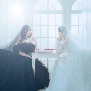 Ririko Masuzawa Instagram - あの707号室で
ナナとハチが笑い合える日を
私はいつまでも待っているの…🍓🗝️
⁡
@lulu_felice と矢沢あい先生コラボドレスを
リトル・マーサ代官山店で着てお写真を
撮れるフォトプランがあり、ありがたい事に
体験させて頂きました😭🫶🏻🎀
⁡
『NANA』と『ご近所物語』のドレスから
お好きなものを選べるのだけれど、
NANAの世界へ入り込むなら絶対NANA好きな
お友達とするのが本当に本当におすすめだよ！
@mayumayu1008 さんが大崎ナナやってくれて、
再現度高すぎたし、ナナハチ二人ってのが感動しちゃうの…
忘れられない思い出になりました！！💫
⁡
お写真の照明やセットの小道具も
こだわり沢山で、本当に最高ですありがとうございます😭😭
⁡
⁡
@kuraudia.weddingdress 
@littlemartha_wedding にて
是非チェックしてみてね💍🫧
#NANA #ご近所物語 #NANAコラボドレス #矢沢あいコラボドレス #矢沢あい #NANAフォトプラン #ご近所物語フォトプラン #nanacore #hachicore #hachi #nanaicon #wedding