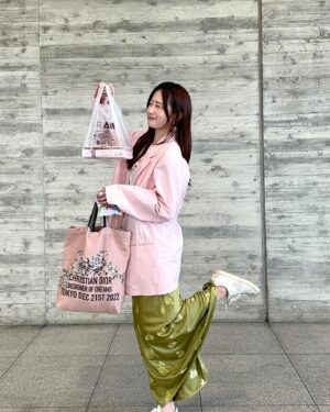 Ririko Masuzawa Instagram - ひなフェスピンク🍡🌸
伊勢鈴蘭さん、佐々木莉佳子さんから頂いた(お買い上げした)赤福がポイントです。つぶグミもたまに持ってみたりしています。
.
楽しすぎた〜っっっっ
余韻のままインスタライブする
#りりこふく #スワイプしてね #ブランドタグつけました