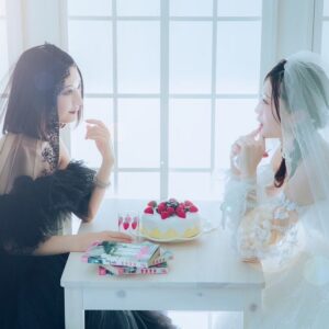 Ririko Masuzawa Instagram - あの707号室で
ナナとハチが笑い合える日を
私はいつまでも待っているの…🍓🗝️
⁡
@lulu_felice と矢沢あい先生コラボドレスを
リトル・マーサ代官山店で着てお写真を
撮れるフォトプランがあり、ありがたい事に
体験させて頂きました😭🫶🏻🎀
⁡
『NANA』と『ご近所物語』のドレスから
お好きなものを選べるのだけれど、
NANAの世界へ入り込むなら絶対NANA好きな
お友達とするのが本当に本当におすすめだよ！
@mayumayu1008 さんが大崎ナナやってくれて、
再現度高すぎたし、ナナハチ二人ってのが感動しちゃうの…
忘れられない思い出になりました！！💫
⁡
お写真の照明やセットの小道具も
こだわり沢山で、本当に最高ですありがとうございます😭😭
⁡
⁡
@kuraudia.weddingdress 
@littlemartha_wedding にて
是非チェックしてみてね💍🫧
#NANA #ご近所物語 #NANAコラボドレス #矢沢あいコラボドレス #矢沢あい #NANAフォトプラン #ご近所物語フォトプラン #nanacore #hachicore #hachi #nanaicon #wedding