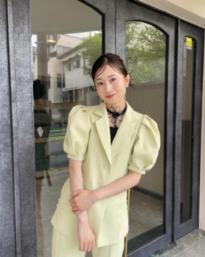 Ririko Masuzawa Instagram - 🍐🎀🖤🌼*°¨
.
.
お呼ばれな装い🥂♡
@nahosaito_log さんにセットして貰った
リボンカチモリ(動画も見てね)、
クール&ラブリーすぎてお気に入り🐈‍⬛
#りりこふく #お呼ばれコーデ #お呼ばれヘア