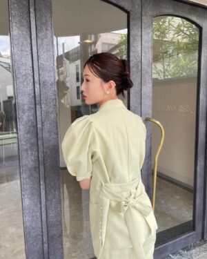 Ririko Masuzawa Instagram - 🍐🎀🖤🌼*°¨
.
.
お呼ばれな装い🥂♡
@nahosaito_log さんにセットして貰った
リボンカチモリ(動画も見てね)、
クール&ラブリーすぎてお気に入り🐈‍⬛
#りりこふく #お呼ばれコーデ #お呼ばれヘア