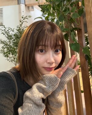 Risako Ito Instagram - プライベートな投稿がお久しぶりになってしまいました！
伊藤はいま元気です！

髪がすこしだけ伸びたり、
気温の変化が激しいためアームウォーマーを常に持ち歩いていたり、
試験の勉強なんかもやってりしてますよ。

12月は落ち着いたらゆっくり温泉とかに行きたいなぁとか思ったりしてる今日この頃です♨️