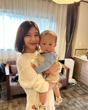 Risako Ito Instagram - GWは家族と妹の友達のご家族と一緒に軽井沢へ。
ベイビーちゃんは2回目まして。
ちょっとは慣れてくれた..かな?笑

癒されました☺️