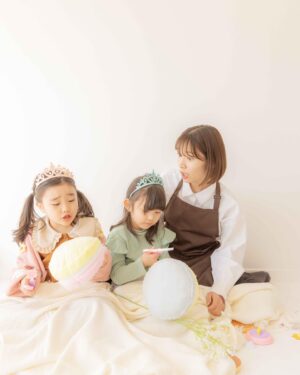 Risako Ito Instagram - 🌸4/1よりスタート
サービスのご予約が開始となりました。

こちらの投稿を見たとお伝えいただくと
サポート代金が先着30家庭様に1時間1000円〜ご利用頂けます。
（2時間分が有効となります。交通費・オプション料金・手数料が別途かかります。）

*是非こちらの投稿をシェアしていただけますと幸いです*
これを機にぜひお気軽にお使いいただければ嬉しく思います ☺️✨

くこんな方におすすめ＞
・仕事が残業の日に保育園のお迎えから寝かしつけまで楽しい遊びを取り入　　　　　　れながら子供の日常生活のサポートして欲しい。
・テレワークなので公園や外出先で子供のサポートをしてほしい。
・子供が楽しく遊んでいる間にたまにはゆっくり過ごしたい。
・クオリティの高い読み聞かせや歌を聞かせたい。
・寂しい思いをさせるのではなくおもいっきり楽しんで過ごして欲しい。
・子供に合ったシッターさんをリストアップして欲しい。
・運営と距離の近い手厚いサポートが欲しい。

弊社のシッターキャストは全員が歌やお芝居、ピアノなどそれぞれの分野で
秀でた才能を持つエンターテイナーです。
加えて、事業内保育講習、保育資格（国家試験資格、全国保育サービス協会主催講習等）などを資格取得した一定以上の保育スキルを持つシッターキャストが大切なお子様をお預かりします。
お使いいただけるひと家庭ひと家庭に丁寧なサポートを心がけさせていただきます🍀

予約もLINE(https://works.do/R/ti/p/info@fluffy-ket) で可能です。

どうぞお気軽にご連絡下さい✨

#fluffyket #フラッフィーケット#ベビーシッター#ベビーシッター始めました #ベビーシッターサービス #ベビーシッター募集 #ベビーシッター求人 #ベビーシッターさんと繋がりたい#認可外保育施設 #うたのおねえさん#うたのおにいさん#子ども子育て #子ども子育て支援新制度 #ベビーシッター求人 #ベビーシッター東京 #ベビーシッター求人 #ベビーシッター#ナニー