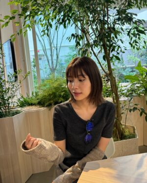 Risako Ito Instagram - プライベートな投稿がお久しぶりになってしまいました！
伊藤はいま元気です！

髪がすこしだけ伸びたり、
気温の変化が激しいためアームウォーマーを常に持ち歩いていたり、
試験の勉強なんかもやってりしてますよ。

12月は落ち着いたらゆっくり温泉とかに行きたいなぁとか思ったりしてる今日この頃です♨️