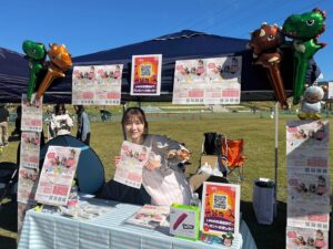 Risako Ito Instagram - イベント【ソラのマルシェ】@sorano.marche.miyamaepark 
無事終わりました！
予想以上にたくさんの方がご来場くださって、とっっても楽しい時間でした！！

ひとりでも多くの方に
@fluffy__ket 
のベビーシッターサービスを届けられたらという思いで私たち一同これからも精進して参ります。

今回は家族もお手伝いしてくれて
本当に感謝です...

次は10/28にコトカフェさんで開催する秋の読みきかせイベント
@kotocafefuchu 
です😊🌈

あっという間ですがもう来週です！！

こちらも弊社・キャスト一度お会いできることを楽しみにしてます♪