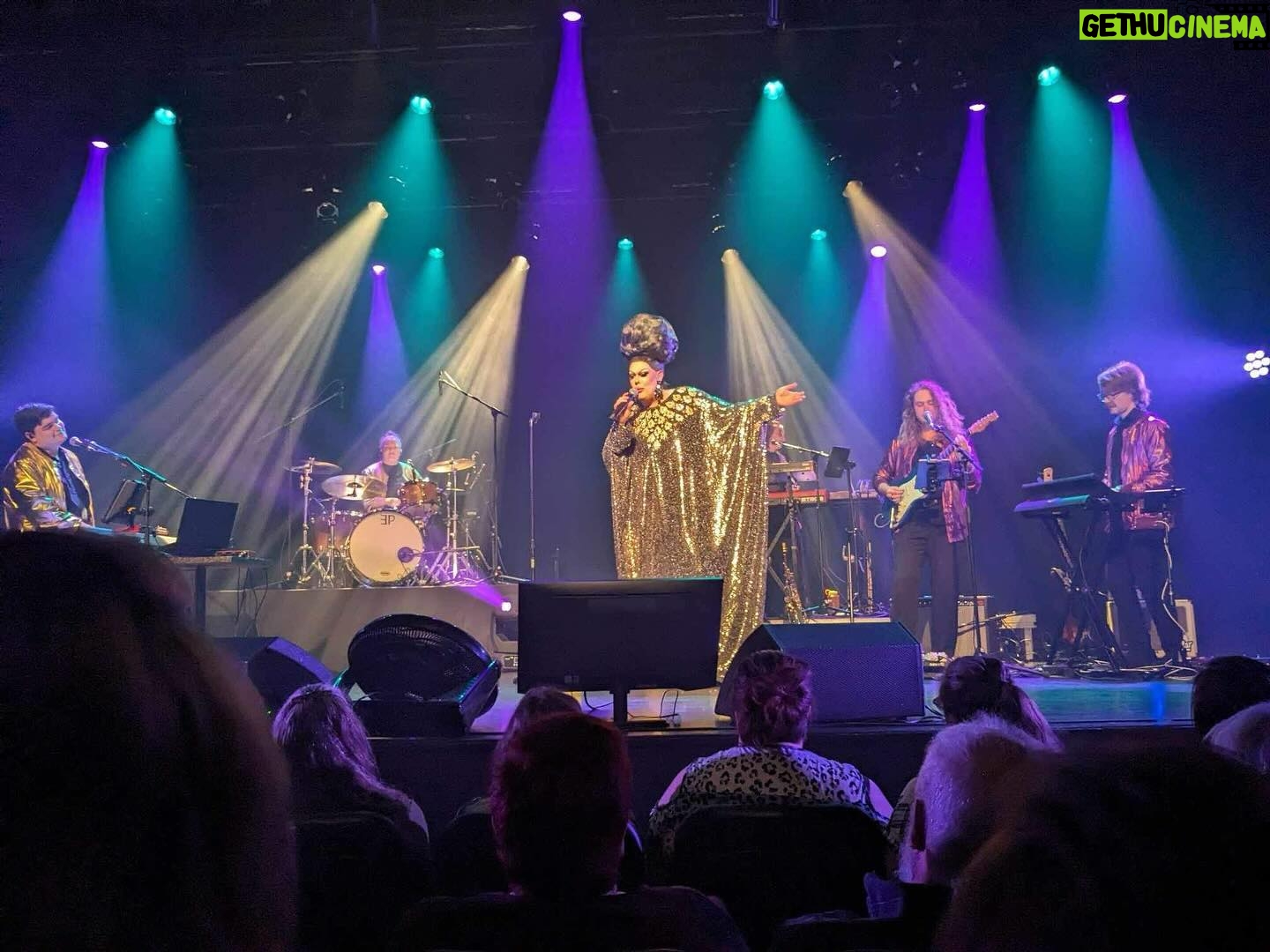 Rita Baga - 3 Likes - 🎶 Chanteuse! 🎶
Photo du spectacle de vendredi dernier, avec un band incroyable (faudrait se trouver un nom?).
En toute transparence ce show est arrivé dans un moment de grande anxiété et a occupé toutes mes pensées pendant des semaines. C’était un grand défi chanter pendant 90 minutes, dans un format pas encore exploré, d’avoir le sentiment de re-plonger dans le vide.
On a passé à travers ça grâce à une équipe fantastique, patiente, réconfortante. Et surtout, grâce au public et à mon amoureux @yannick_brouillette qui a toujours le bon ton, les beaux mots et les bons gestes.
Quelques dates seront annoncées prochainement, en attendant un autre projet 👀
C’est le début d’un temps nouveau 🎤
Photo: @annemariemartin8550
Hair: @itsheavengenderfck
Outfit: moi (ben fière) merci à @peach_m.u.a pour le coup de main
Band: @jeffocaster @mr.jacob_roberge @melissalabbe @rouquin_coquin @roxred