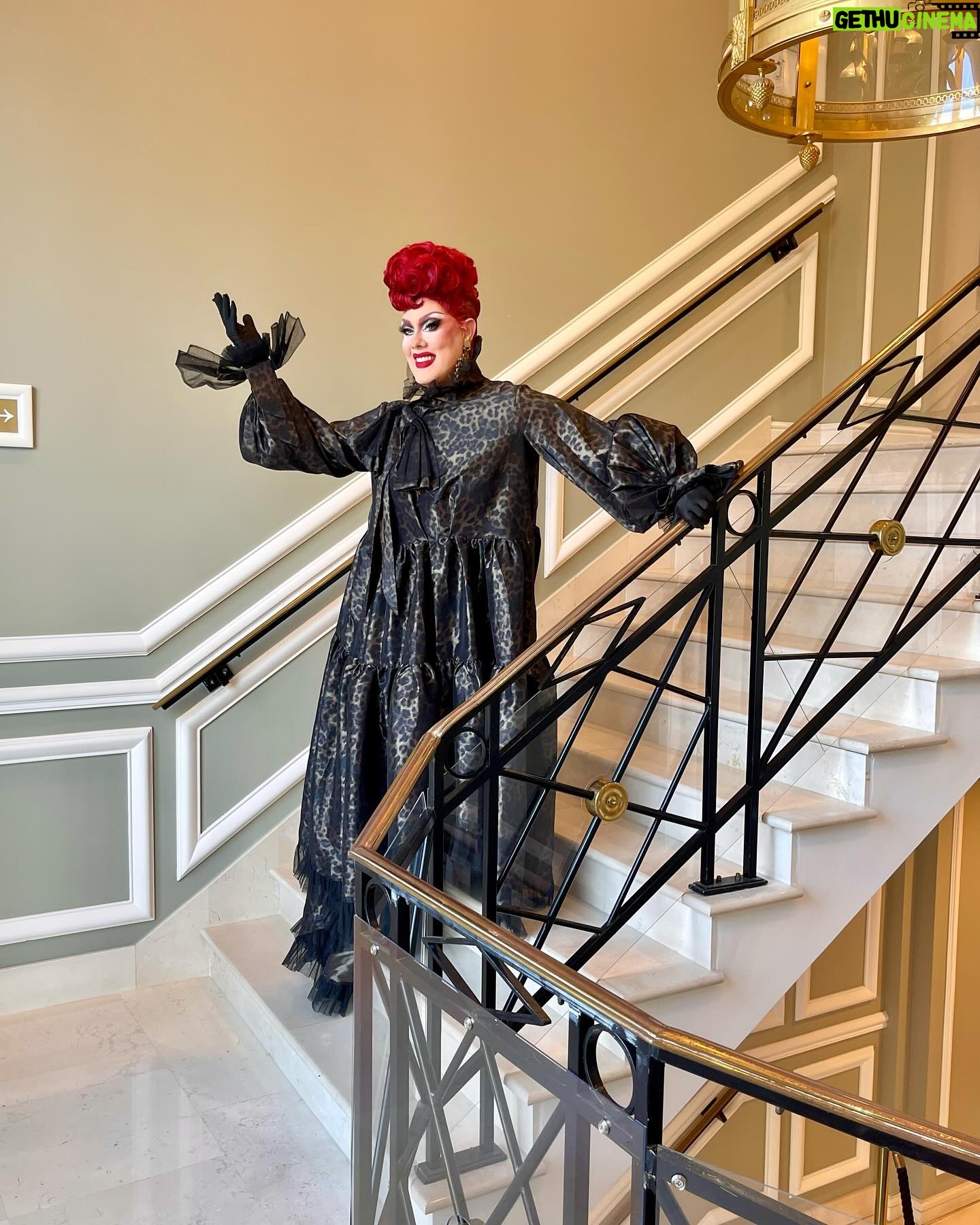 Rita Baga - 3 Likes - C’est parti pour la promo! Promo mode activated!
- @dragracebelgique saison 2 dès jeudi/Thursday sur AUVIO @tipikrtbf @wowpresentsplus et @cravecanadafr
- mon livre « Une paillette à la fois » sort en Europe ce jeudi également!
Merci à @hiltonbrusselsgrandplace pour l’accueil et la magnifique suite, c’est royal! ❤️
Dress: @_therubydoll (vintage)
Hair: @genderfcked.wigs
Bling: @ampedaccessories