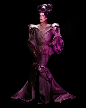 Rita Baga Instagram - [ RDV DRAG # 42 & @ritabagaz ]

Star de la scène et personnage bien en vue dans nos écrans de télévision, Rita Baga bouscule les conventions et fait briller les personnes s’identifiant aux communautés 2SLGBTQ . Figure emblématique du @cabaretmado , elle y a évolué pendant 15 ans.  Elle occupa aussi un poste à la programmation officielle du festival @fiertemontreal de 2014 à 2020 et anima plusieurs événements d’envergure durant le festival, dont son spectacle signature Drag superstars. 

En 2019, Rita fut sélectionnée pour faire partie du casting de la toute première saison de @canadasdragrace et s’y tailla une place dans le top3.

Son passage à l’émission @bigbrothercelebrites en 2021 fit en sorte que le grand public québécois tomba sous ses charmes. S’en suivi de grandes collaborations avec le @ellequebec , @lorealpro , Carte Blanche @juste_pour_rire , @lasemainedes4julie , @bonsoirbonsoirrc, @quisaitchanter et @endirectdelunivers 

C’est ensuite en salle avec sa tournée provinciale Créature, dont l’image promotionnelle principale fut crée par Moi et @poe.mtl, que Rita connecta avec son public pendant plus d’un an. 

S’en suivi, en 2022, le retour de Rita sur @canadavstheworldofficial ainsi qu’à la barre de l’émission La Drag en moi, diffusée sur @crave et @canalvie 

Depuis 2023, on peut retrouver Rita comme animatrice et juge principale de l’émission @dragracebelgique, seconde franchise francophone du phénomène mondial @rupaulsdragrace 

Elle développe en parallèle la production d’événements et la représentation d’artistes drag au Canada et en Europe avec sa compagnie @bgb_bgb_bgb 

L’événement @rendezvousdeladrag fut aussi possible grace à la participation de Rita dans le comité d’organisation. En te remerciant personnellement de nous avoir permis, à Poe et moi, de participer à ce fabuleux événement, nous offrant l’occasion de connecter avec nos pairs et de contribuer à notre manière à la visibilité de notre belle communauté.

📸 @jeansebastiensenecal & @poe.mtl 
💇‍♀️ @hair_by_koji_ichikawa 
👗 Daniel Serrurier

Shot using @canoncanada @profoto @tethertools 

@rendezvousdeladrag 
@palais_montreal 

#rdvdelasrag #drag #photography #senecalpoe #queer