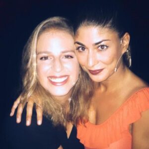 Rita Camarneiro Instagram - A Joana é melhor nisto de expressar sentimentos em público do que eu, mas hoje mesmo antes de entrar em palco, démos as mãos e um longo abraço e dissémos sem dizer: "ai cona da mãe, bora caralho. Estamos juntas e gostamos muito uma da outra". Nem foi preciso verbalizar. Até porque o silêncio entre nós é raro e por isso, de se aproveitar. Obrigada à @a_carolina_torres por seres tão fixe e tirado esta foto flash que só nos favoreceu, ao @carlosmachadovidal que foi um bacano (e deve estar vivo, por isso continua a ser). Vocês foram os nossos primeiros convidados e fizeram-nos sentir mais em casa. A todos os que acompanham o @bananapapaia quer seja ao vivo ou em casa, obrigada.