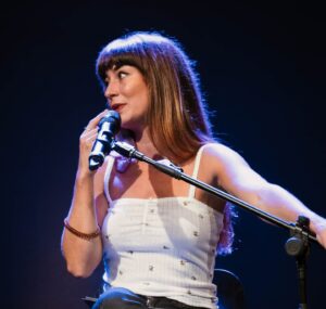 Rita Camarneiro Instagram - Show de banana-papaia no @teatrovillaret. Discutimos os limites da vida adulta que, toda a gente sabe, começa quando passamos a levar um casaquinho de malha e é até partir a anca. 

@bananapapaia 
@joanagama 

Fotos de @marianafbrsimoes 
❤