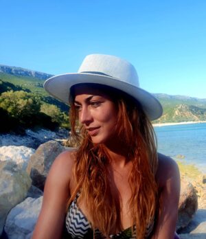 Rita Camarneiro Instagram - Eu de chapéu na Arrábida a anunciar o novo episódio de coisitas nas plataformas. Link na bio