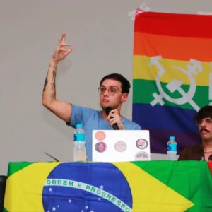 Rita von Hunty Instagram - Aqui tem um compilado de fotos e um agradecimento!

Sábado passado, dia 15/abril, recebi um convite do @pcbpartidao e do @lgbtcomunistasp para integrar uma mesa de análise de conjuntura e apontamentos da questão LGBT e a luta de classes. O evento aconteceu em São José dos Campos mais especificamente no Sindipetro.

Contamos com mais de 300 companheiras e companheiros de luta, além dos e das camaradas do partido.

A mesa foi mediada pelo camarada @vitorferreira_h e teve as falas análises e contribuições do @matsgoncalves sobre conjuntura, educação e arte e @auroraustral__ sobre saúde mental, direitos e alienação.

Foi uma alegria e um prazer imenso!
Pelo poder popular!
Pelo socialismo!
Venceremos ❤️
