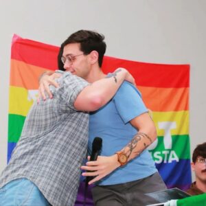 Rita von Hunty Instagram - Aqui tem um compilado de fotos e um agradecimento!

Sábado passado, dia 15/abril, recebi um convite do @pcbpartidao e do @lgbtcomunistasp para integrar uma mesa de análise de conjuntura e apontamentos da questão LGBT e a luta de classes. O evento aconteceu em São José dos Campos mais especificamente no Sindipetro.

Contamos com mais de 300 companheiras e companheiros de luta, além dos e das camaradas do partido.

A mesa foi mediada pelo camarada @vitorferreira_h e teve as falas análises e contribuições do @matsgoncalves sobre conjuntura, educação e arte e @auroraustral__ sobre saúde mental, direitos e alienação.

Foi uma alegria e um prazer imenso!
Pelo poder popular!
Pelo socialismo!
Venceremos ❤️