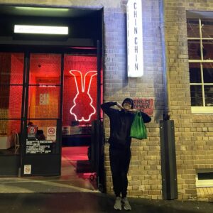 Rita von Hunty Instagram - Estes são os últimos instantes antes do embarque de volta. O coração aperta, metade de mim é saudade do mundo que conhecia em São Paulo, a outra metade de saudade do mundo que conheci em Sydney.

2 meses... quanta coisa coube neste 60 dias. Pensei em escrever várias linhas, apaguei algumas vezes. Não sabia que fotos postar aqui, temos tantas linsas, escolhi as mais recentes da galeria. Acho que me contento em escrever: amo vocês, ano que vem a gente volta, visitem assim que der, meu coração vai dar uma festa a cada mensagem vinda de vocês.

 Que a gente continue sempre admirando esta nossa capacidade de fazer laço sem dar nó.

Mil beijos!