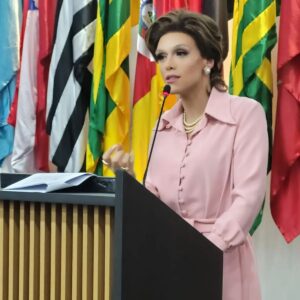 Rita von Hunty Instagram - Que orgulho e que honra em participar deste episódio da história da nossa democracia.

Vamos por partes. Na última terça feira, dia 16/maio, a convite do Ministério dos Direitos Humanos e cidadania @mdhcbrasil e da secretaria nacional LGBTQIA  e da @enapgovbr , pude ministrar a aula magna de reabertura do curso de formação "Promoção e Defesa dos Direitos das Pessoas LGBTQIA  

O curso "Promoção e Defesa dos Direitos das Pessoas LGBTQIA " permaneceu em oferta por pouco mais de um ano, antes de ter sua oferta suspensa em 2019, pelo Governo Bolsonaro. Durante o período que permaneceu em oferta, recebeu mais de 20,5 mil inscrições feitas por 19 mil pessoas, e mais de 7,7 mil certificados emitidos, o que evidencia a procura por formação neste tema.

É fundamental celebrar esta vitória e compreender os interesses que fizeram com que o último "governo" pudesse extinguir um curso que visa humanizar uma população.

Tenho muita alegria de ter podido colaborar na construção de ferramentas, democratização de acessos e no fomento de debates e formações que fazem com que reabasteçamos nossas esperanças para seguir lutando por democracia radical e verdadeira.

Agradeço a secretária @symmylarrat_ofc e ao Ministro @silviolual , contem comigo para tudo!