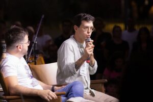 Rita von Hunty Instagram - Ontem compartilhei aqui no insta com vocês, um trecho de 1 minutinho da aula que ofereci da @flipocos deste ano.

Hoje compartilho alguns cliques oficiais do evento.

Destaque para a foto  que sou eu atacando uma miniquerida que foi ver a aula com a tutora :)