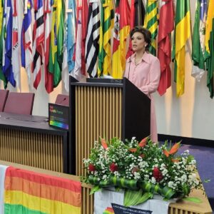 Rita von Hunty Instagram - Que orgulho e que honra em participar deste episódio da história da nossa democracia.

Vamos por partes. Na última terça feira, dia 16/maio, a convite do Ministério dos Direitos Humanos e cidadania @mdhcbrasil e da secretaria nacional LGBTQIA  e da @enapgovbr , pude ministrar a aula magna de reabertura do curso de formação "Promoção e Defesa dos Direitos das Pessoas LGBTQIA  

O curso "Promoção e Defesa dos Direitos das Pessoas LGBTQIA " permaneceu em oferta por pouco mais de um ano, antes de ter sua oferta suspensa em 2019, pelo Governo Bolsonaro. Durante o período que permaneceu em oferta, recebeu mais de 20,5 mil inscrições feitas por 19 mil pessoas, e mais de 7,7 mil certificados emitidos, o que evidencia a procura por formação neste tema.

É fundamental celebrar esta vitória e compreender os interesses que fizeram com que o último "governo" pudesse extinguir um curso que visa humanizar uma população.

Tenho muita alegria de ter podido colaborar na construção de ferramentas, democratização de acessos e no fomento de debates e formações que fazem com que reabasteçamos nossas esperanças para seguir lutando por democracia radical e verdadeira.

Agradeço a secretária @symmylarrat_ofc e ao Ministro @silviolual , contem comigo para tudo!