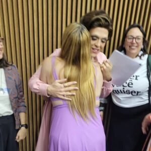 Rita von Hunty Instagram - Que orgulho e que honra em participar deste episódio da história da nossa democracia.

Vamos por partes. Na última terça feira, dia 16/maio, a convite do Ministério dos Direitos Humanos e cidadania @mdhcbrasil e da secretaria nacional LGBTQIA  e da @enapgovbr , pude ministrar a aula magna de reabertura do curso de formação "Promoção e Defesa dos Direitos das Pessoas LGBTQIA  

O curso "Promoção e Defesa dos Direitos das Pessoas LGBTQIA " permaneceu em oferta por pouco mais de um ano, antes de ter sua oferta suspensa em 2019, pelo Governo Bolsonaro. Durante o período que permaneceu em oferta, recebeu mais de 20,5 mil inscrições feitas por 19 mil pessoas, e mais de 7,7 mil certificados emitidos, o que evidencia a procura por formação neste tema.

É fundamental celebrar esta vitória e compreender os interesses que fizeram com que o último "governo" pudesse extinguir um curso que visa humanizar uma população.

Tenho muita alegria de ter podido colaborar na construção de ferramentas, democratização de acessos e no fomento de debates e formações que fazem com que reabasteçamos nossas esperanças para seguir lutando por democracia radical e verdadeira.

Agradeço a secretária @symmylarrat_ofc e ao Ministro @silviolual , contem comigo para tudo!