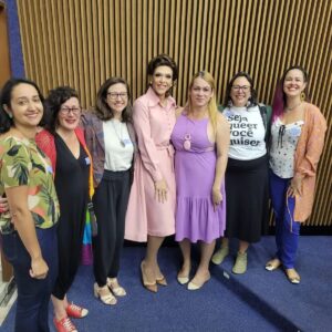 Rita von Hunty Instagram - Que orgulho e que honra em participar deste episódio da história da nossa democracia.

Vamos por partes. Na última terça feira, dia 16/maio, a convite do Ministério dos Direitos Humanos e cidadania @mdhcbrasil e da secretaria nacional LGBTQIA  e da @enapgovbr , pude ministrar a aula magna de reabertura do curso de formação "Promoção e Defesa dos Direitos das Pessoas LGBTQIA  

O curso "Promoção e Defesa dos Direitos das Pessoas LGBTQIA " permaneceu em oferta por pouco mais de um ano, antes de ter sua oferta suspensa em 2019, pelo Governo Bolsonaro. Durante o período que permaneceu em oferta, recebeu mais de 20,5 mil inscrições feitas por 19 mil pessoas, e mais de 7,7 mil certificados emitidos, o que evidencia a procura por formação neste tema.

É fundamental celebrar esta vitória e compreender os interesses que fizeram com que o último "governo" pudesse extinguir um curso que visa humanizar uma população.

Tenho muita alegria de ter podido colaborar na construção de ferramentas, democratização de acessos e no fomento de debates e formações que fazem com que reabasteçamos nossas esperanças para seguir lutando por democracia radical e verdadeira.

Agradeço a secretária @symmylarrat_ofc e ao Ministro @silviolual , contem comigo para tudo!
