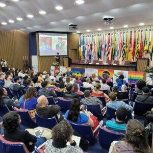 Rita von Hunty Instagram - Que orgulho e que honra em participar deste episódio da história da nossa democracia.

Vamos por partes. Na última terça feira, dia 16/maio, a convite do Ministério dos Direitos Humanos e cidadania @mdhcbrasil e da secretaria nacional LGBTQIA  e da @enapgovbr , pude ministrar a aula magna de reabertura do curso de formação "Promoção e Defesa dos Direitos das Pessoas LGBTQIA  

O curso "Promoção e Defesa dos Direitos das Pessoas LGBTQIA " permaneceu em oferta por pouco mais de um ano, antes de ter sua oferta suspensa em 2019, pelo Governo Bolsonaro. Durante o período que permaneceu em oferta, recebeu mais de 20,5 mil inscrições feitas por 19 mil pessoas, e mais de 7,7 mil certificados emitidos, o que evidencia a procura por formação neste tema.

É fundamental celebrar esta vitória e compreender os interesses que fizeram com que o último "governo" pudesse extinguir um curso que visa humanizar uma população.

Tenho muita alegria de ter podido colaborar na construção de ferramentas, democratização de acessos e no fomento de debates e formações que fazem com que reabasteçamos nossas esperanças para seguir lutando por democracia radical e verdadeira.

Agradeço a secretária @symmylarrat_ofc e ao Ministro @silviolual , contem comigo para tudo!