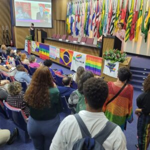 Rita von Hunty Instagram - Que orgulho e que honra em participar deste episódio da história da nossa democracia.

Vamos por partes. Na última terça feira, dia 16/maio, a convite do Ministério dos Direitos Humanos e cidadania @mdhcbrasil e da secretaria nacional LGBTQIA  e da @enapgovbr , pude ministrar a aula magna de reabertura do curso de formação "Promoção e Defesa dos Direitos das Pessoas LGBTQIA  

O curso "Promoção e Defesa dos Direitos das Pessoas LGBTQIA " permaneceu em oferta por pouco mais de um ano, antes de ter sua oferta suspensa em 2019, pelo Governo Bolsonaro. Durante o período que permaneceu em oferta, recebeu mais de 20,5 mil inscrições feitas por 19 mil pessoas, e mais de 7,7 mil certificados emitidos, o que evidencia a procura por formação neste tema.

É fundamental celebrar esta vitória e compreender os interesses que fizeram com que o último "governo" pudesse extinguir um curso que visa humanizar uma população.

Tenho muita alegria de ter podido colaborar na construção de ferramentas, democratização de acessos e no fomento de debates e formações que fazem com que reabasteçamos nossas esperanças para seguir lutando por democracia radical e verdadeira.

Agradeço a secretária @symmylarrat_ofc e ao Ministro @silviolual , contem comigo para tudo!