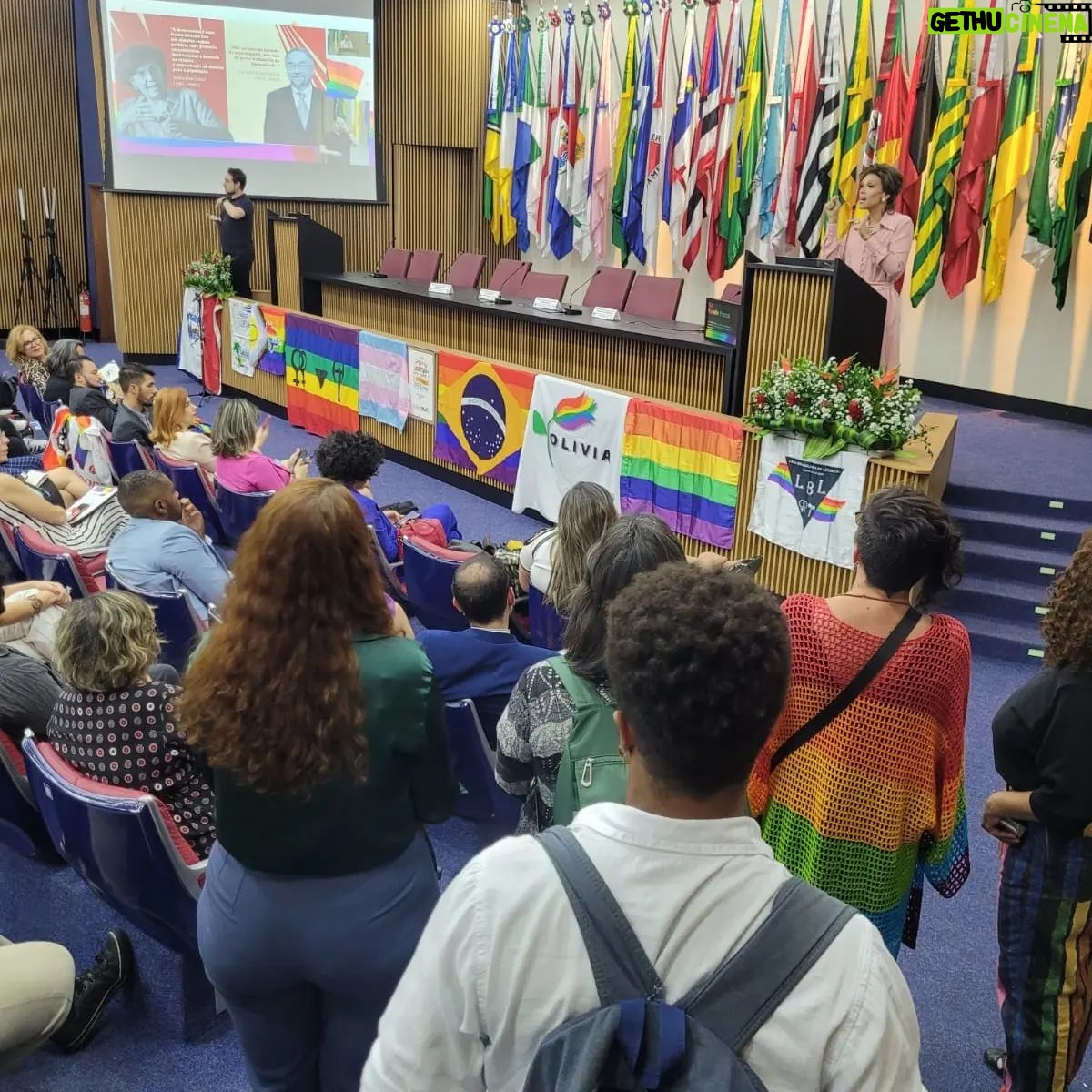 Rita von Hunty - 64K Likes - Que orgulho e que honra em participar deste episódio da história da nossa democracia.
Vamos por partes. Na última terça feira, dia 16/maio, a convite do Ministério dos Direitos Humanos e cidadania @mdhcbrasil e da secretaria nacional LGBTQIA e da @enapgovbr , pude ministrar a aula magna de reabertura do curso de formação "Promoção e Defesa dos Direitos das Pessoas LGBTQIA
O curso "Promoção e Defesa dos Direitos das Pessoas LGBTQIA " permaneceu em oferta por pouco mais de um ano, antes de ter sua oferta suspensa em 2019, pelo Governo Bolsonaro. Durante o período que permaneceu em oferta, recebeu mais de 20,5 mil inscrições feitas por 19 mil pessoas, e mais de 7,7 mil certificados emitidos, o que evidencia a procura por formação neste tema.
É fundamental celebrar esta vitória e compreender os interesses que fizeram com que o último "governo" pudesse extinguir um curso que visa humanizar uma população.
Tenho muita alegria de ter podido colaborar na construção de ferramentas, democratização de acessos e no fomento de debates e formações que fazem com que reabasteçamos nossas esperanças para seguir lutando por democracia radical e verdadeira.
Agradeço a secretária @symmylarrat_ofc e ao Ministro @silviolual , contem comigo para tudo!