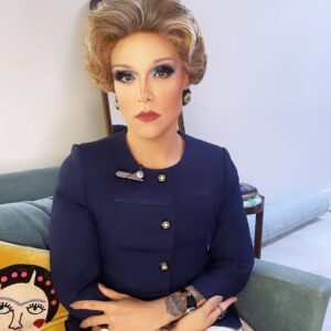 Rita von Hunty Instagram - Oi, moçadinha!

Passando na sua timeline para avisar que temos vídeo novo no canal!

Acaba de ir ao ar o vídeo longo de março no Tempero Drag, nele falamos sobre a Palestina, o cessar-fogo imediato da ONU e os crimes de guerra de Israel.

O vídeo está repleto de recomendações de leitura e indicações para aprofundar a compreensão e o debate sobre o genocídio palestino que avontece diante dos nossos olhos.

É nossa tarefa histórica conscientizar e preservar a memória para que nenhum povo enfrente o horror do genocídio!

A Palestina será livre, do Rio ao Mar!