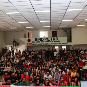 Rita von Hunty Instagram - Aqui tem um compilado de fotos e um agradecimento!

Sábado passado, dia 15/abril, recebi um convite do @pcbpartidao e do @lgbtcomunistasp para integrar uma mesa de análise de conjuntura e apontamentos da questão LGBT e a luta de classes. O evento aconteceu em São José dos Campos mais especificamente no Sindipetro.

Contamos com mais de 300 companheiras e companheiros de luta, além dos e das camaradas do partido.

A mesa foi mediada pelo camarada @vitorferreira_h e teve as falas análises e contribuições do @matsgoncalves sobre conjuntura, educação e arte e @auroraustral__ sobre saúde mental, direitos e alienação.

Foi uma alegria e um prazer imenso!
Pelo poder popular!
Pelo socialismo!
Venceremos ❤️