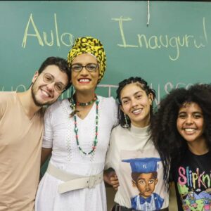 Rita von Hunty Instagram - Das alegrias da jornada!

Sábado passado, me uni à nossa deputada @acarolinaiara para dar a aula de abertura do @cursinho_transformando em Itaquera!

O cursinho vai criar um espaço de acolhimento e aprendizagem sem lgbtfobia ou outros preconceitos para todas pessoas que desejam mais ferramentas para ingressar nas universidades!

Foi um prazer estar ao lado de tanta gente bacana, conhecer os e as professoras f0d4 que vão tocar essa célula e ajudar na luta social.

Ainda contamos com intervenções de slam e poesia da maravilhosa @mone_poetisa organizadas pela companheira de luta @vanmonteiros 

Lutar !