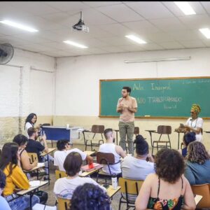 Rita von Hunty Instagram - Das alegrias da jornada!

Sábado passado, me uni à nossa deputada @acarolinaiara para dar a aula de abertura do @cursinho_transformando em Itaquera!

O cursinho vai criar um espaço de acolhimento e aprendizagem sem lgbtfobia ou outros preconceitos para todas pessoas que desejam mais ferramentas para ingressar nas universidades!

Foi um prazer estar ao lado de tanta gente bacana, conhecer os e as professoras f0d4 que vão tocar essa célula e ajudar na luta social.

Ainda contamos com intervenções de slam e poesia da maravilhosa @mone_poetisa organizadas pela companheira de luta @vanmonteiros 

Lutar !