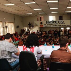 Rita von Hunty Instagram - Aqui tem um compilado de fotos e um agradecimento!

Sábado passado, dia 15/abril, recebi um convite do @pcbpartidao e do @lgbtcomunistasp para integrar uma mesa de análise de conjuntura e apontamentos da questão LGBT e a luta de classes. O evento aconteceu em São José dos Campos mais especificamente no Sindipetro.

Contamos com mais de 300 companheiras e companheiros de luta, além dos e das camaradas do partido.

A mesa foi mediada pelo camarada @vitorferreira_h e teve as falas análises e contribuições do @matsgoncalves sobre conjuntura, educação e arte e @auroraustral__ sobre saúde mental, direitos e alienação.

Foi uma alegria e um prazer imenso!
Pelo poder popular!
Pelo socialismo!
Venceremos ❤️