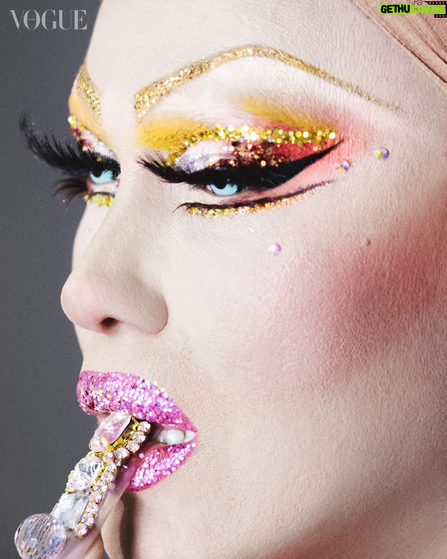 Rita von Hunty - 92.4K Likes - Mããããe, tô na @voguebrasil !!!!
Brasiiiiiiil, estamos na VOGUEEEEE
Em outros momentos já colaborei como autora para a revista, mas, desta vez, estive como modelo :)
Escrevi um artigo sobre os intercâmbios entre a arte e a cultura Drag e outras artes ao longo dos últimos 50 anos.
O ensaio ficou lindo, e olha quanta gente e quanto trabalho incrível:
Fotos: @fernando_tomaz
Direção de arte: @juliakoala
Styling: @carlosesser
Coordenação de beleza: @henriquem85
Edição de beleza: @barbaraoberg e @thaisvarela
Assistentes de foto: @marinanajjar @franckwillianfoto e Jorge Escudeiro
Produção executiva: @belsfr
Assistente de styling: @miricciardi
Produção de moda: @rourives
Camareira: Eliana Amaral
Assistente de beleza: @juliocardim_beauty
Nail artist: @robertamunis
Assistentes de nail art: @mayle.oli e Samara Carmo
Tratamento de imagem:@studiobrunorezende