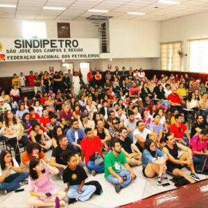 Rita von Hunty Instagram - Aqui tem um compilado de fotos e um agradecimento!

Sábado passado, dia 15/abril, recebi um convite do @pcbpartidao e do @lgbtcomunistasp para integrar uma mesa de análise de conjuntura e apontamentos da questão LGBT e a luta de classes. O evento aconteceu em São José dos Campos mais especificamente no Sindipetro.

Contamos com mais de 300 companheiras e companheiros de luta, além dos e das camaradas do partido.

A mesa foi mediada pelo camarada @vitorferreira_h e teve as falas análises e contribuições do @matsgoncalves sobre conjuntura, educação e arte e @auroraustral__ sobre saúde mental, direitos e alienação.

Foi uma alegria e um prazer imenso!
Pelo poder popular!
Pelo socialismo!
Venceremos ❤️