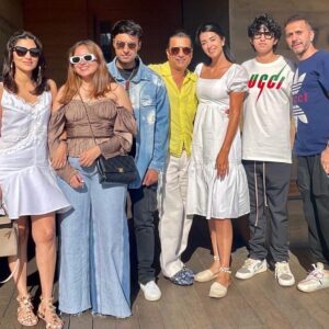 Ritesh Sidhwani Instagram - Here’s to family, friends, Malibu drunches and making unforgettable memories❤️

@dollysidhwani @nirvaansidhwani @pareshghelani @jaskirann_ @veershergill @bachanisamya  #Shivam