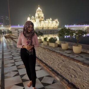 Ritika Sukheeja Instagram - In the noise of this world, I only give ears to my soul and this was my calling. 
.
.
.
.
.
.
.
.
#delhidiaries #gurudwara #banglasahib #delhigram #punjaban #modeling #model