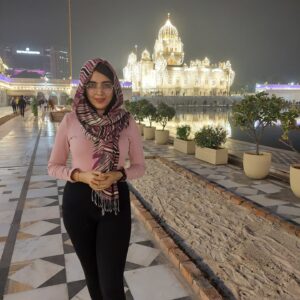 Ritika Sukheeja Instagram - In the noise of this world, I only give ears to my soul and this was my calling. 
.
.
.
.
.
.
.
.
#delhidiaries #gurudwara #banglasahib #delhigram #punjaban #modeling #model