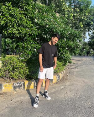 Ritvik Arora Instagram - Hahahasomeoneneedstopaintthissidewalksobadhaha 😁