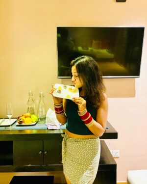 Riya Dey Instagram - & those vibes 😇😍💐❤️
Captured by my one & only @_sunil.messi93 😎😘
#swipeleft ⬅️