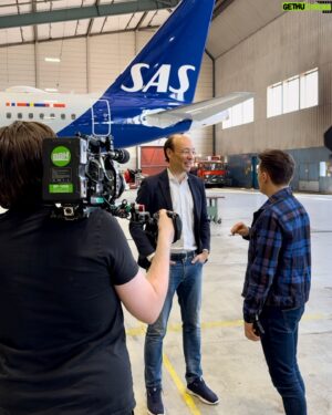 Riyadh Khalaf Instagram - If you told me this morning (or ever) that I’d be sat in a human-sized basket being cycled around an aircraft hangar by the President and CEO of @flysas, I never would have believed you 😂 Had the joy of interviewing the warm, engaging and future looking boss of the airline; Anko van der Werff today for something very special coming soon! Another day getting to smash my passions of journalism and aviation together. My heart is full! Thank you to everyone at SAS and a special shout out to @daniel.kerzner 💙✈️