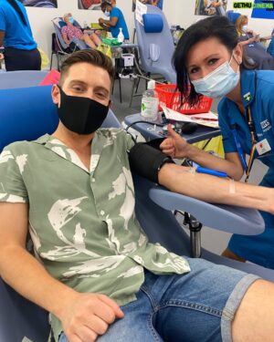 Riyadh Khalaf Instagram - Unbelievably honoured to be one of the first gay men to give blood following today’s historic change in policy which no longer prevents gay and bi men from donating unless they abstained from sex for 3 months. Now the rules will be the same for everyone, regardless of sexuality and determined by an individual’s sexual behaviour rather than sexuality (you must have had the same sexual partner for at least 3 months amongst other requirements). We made a film about the 30 year journey to this point, those who fought the good fight and why this is about more than just blood donation, it’s about equality and the ability to give one of the greatest gifts a person can give. Watch tonight from 7pm on @bbctheoneshow on BBC 2 💉🏳️‍🌈 Thank you Anna pictured here who gave me homemade cookies to get my blood sugars up, @givebloodnhs and everyone at Freedom To Donate.