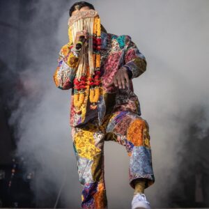 Riz Ahmed Instagram - The Long Goodbye x Glastonbury 2022 💐🙏🏽

Photo: @iso400mike
Outfit: @rastahofficial