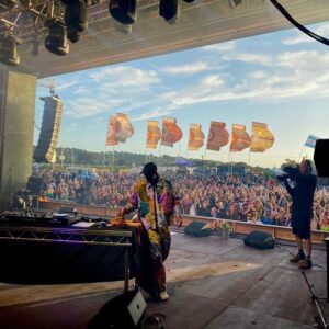 Riz Ahmed Instagram - The Long Goodbye x Glastonbury 2022 💐🙏🏽

Photo: @iso400mike
Outfit: @rastahofficial