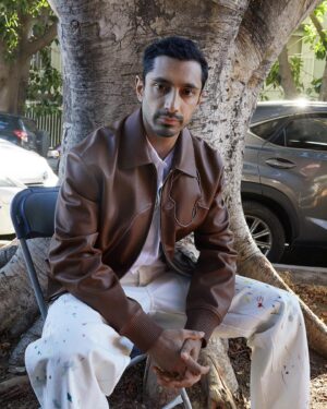 Riz Ahmed Instagram - This @wmag shoot was the fastest of my life. 20 seconds, two clicks. @juergentellerstudio is the OG. ⁣
⁣
Interview link in Stories: ⁣
Creative Partner: @doviledrizyte ⁣
Styling: @saramoonves ⁣
Groomer: @jhizet ⁣
Story: Lynn Hirschberg